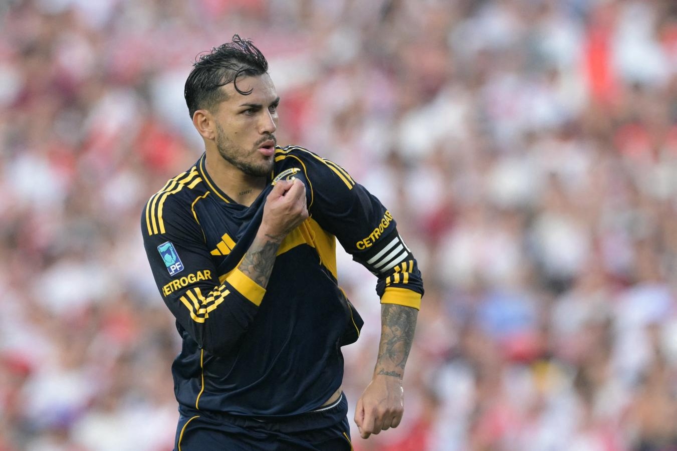 El Superclásico de Paredes: pases top, gol de penal, festejo a lo Riquelme y lesión