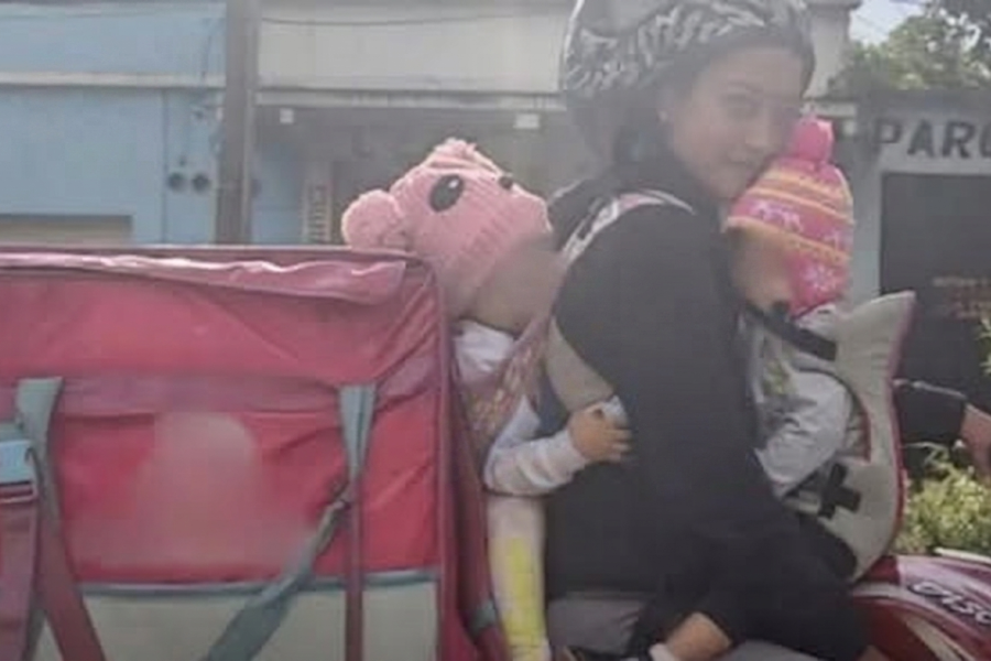 Ejemplo de superación: una madre fue captada trabajando de cadete mientras cuida a sus dos hijos