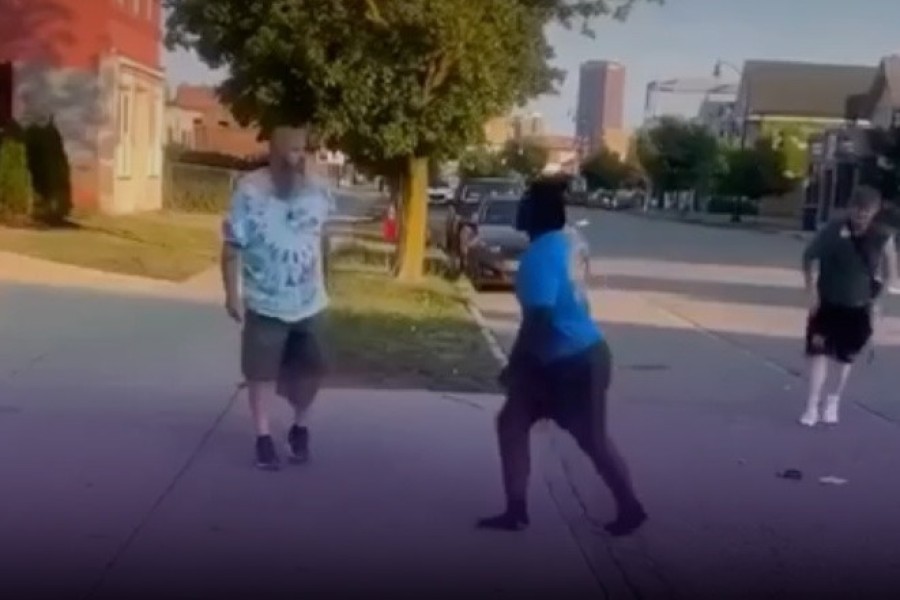 Padre e hijo llamaron "mono" al empleado de un local y todo terminó mal