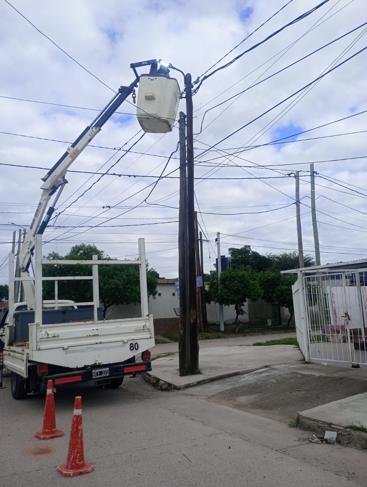 Plan de Alumbrado: El municipio refuerza la iluminación LED en el barrio Mariano Moreno