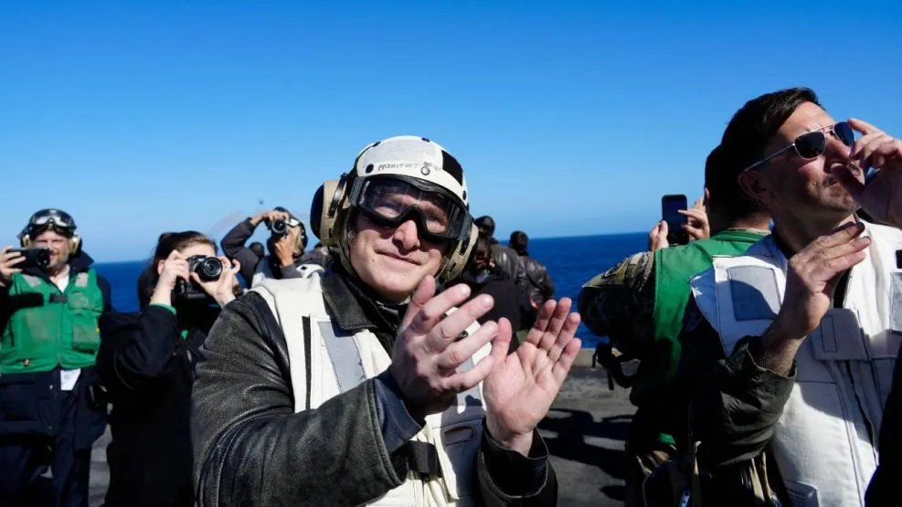Javier Milei participó de ejercicios navales en el portaaviones estadounidense USS Nimitz y una curiosa coincidencia se volvió viral