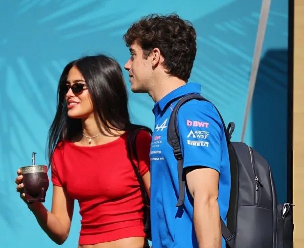 Franco Colapinto llegó al paddock del GP de Miami junto a Maia Reficco mate en mano